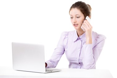 Smartphone üzerinde konuşmak ve dizüstü bilgisayarda yazarak genç kız