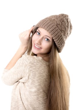 Genç kız örgü şapka