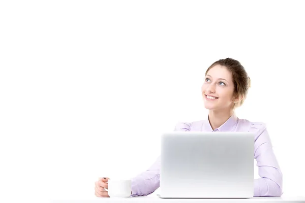 Sorridente ragazza sognando con una tazza di caffè davanti al lapto — Foto Stock