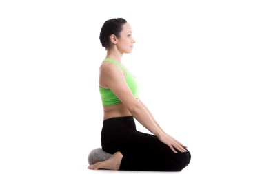 Kahraman yoga poz yastık ile