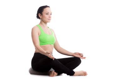 Sukhasana yoga poz yastık ile