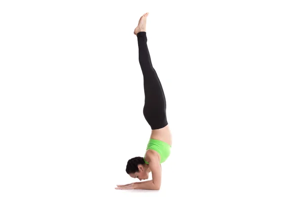 Gefiederter Pfau in Yoga-Pose — Stockfoto