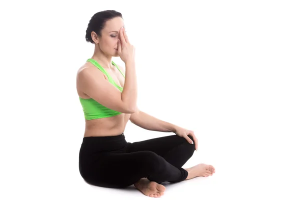 Nadi shodhana pranayama in yoga easy pose — Stock Photo, Image