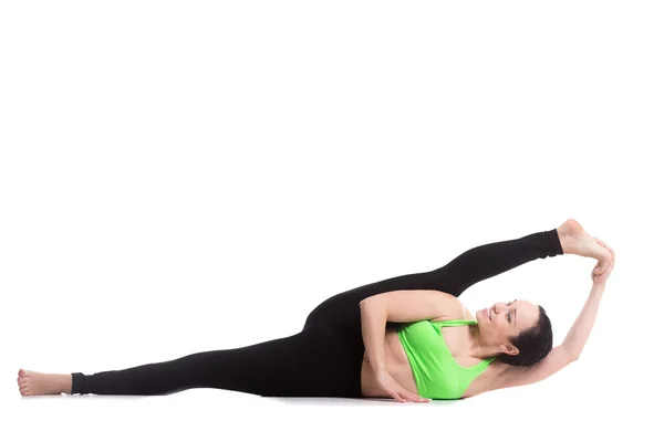 Supta Visvamitrasana yogaställning — Stockfoto