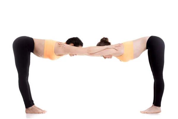 Yoga en pareja, Ardha Uttanasana pose — Foto de Stock