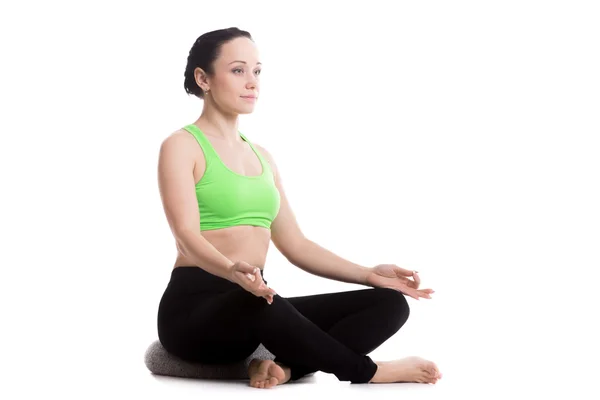Posa yoga Sukhasana con cuscino — Foto Stock