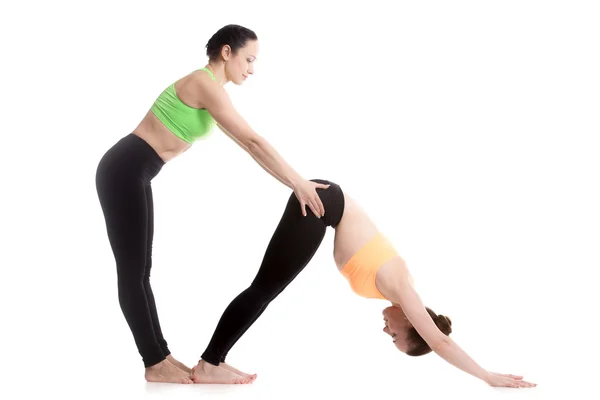 Yoga with coach, downward-facing dog yoga pose — Stock Photo, Image