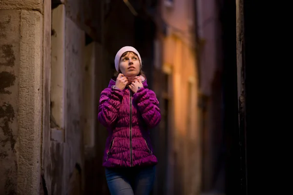 Girl on the walk on the street at night — Stock Photo, Image