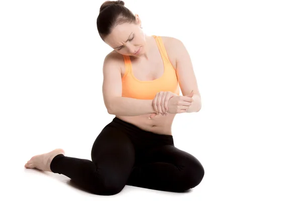 Young female athlete touching injured wrist — Stock Photo, Image