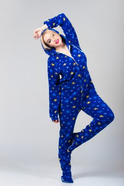 Komik pijamayla dans güzel kız