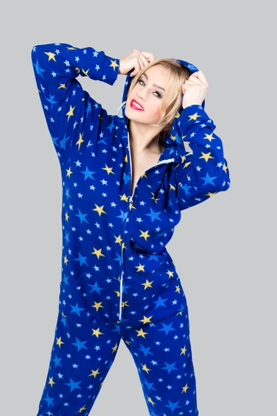 Belle fille en pyjama drôle — Photo