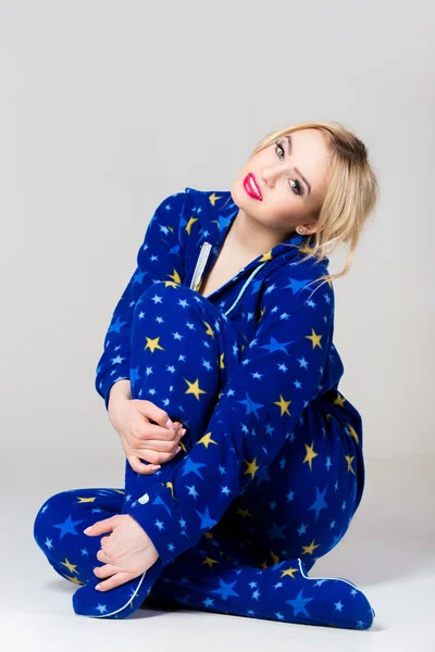 Krásná dívka umístění v vtipné pyžamo — Stock fotografie