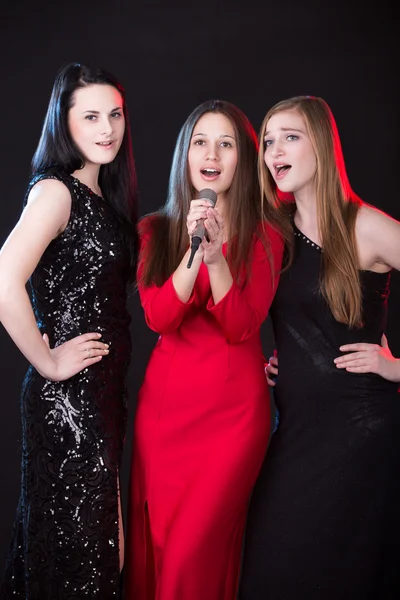 Tre vackra kvinnliga vokalister — Stockfoto