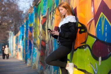 Smartphone koşu sabah önce kızla Runner