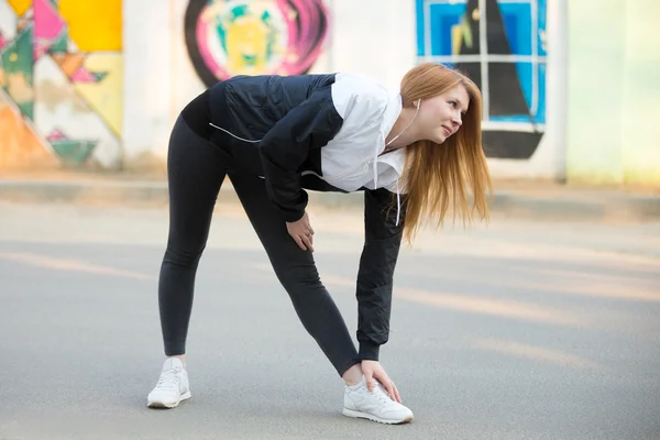 Löpare flicka stretching innan morgon jogging — Stockfoto