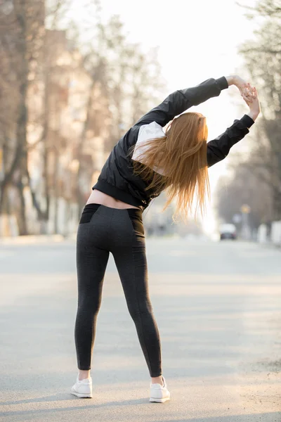 Uppvärmning innan morgon jogging — Stockfoto