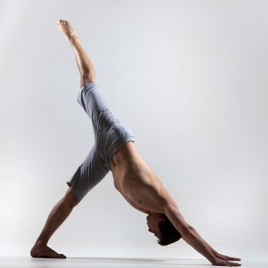 Tek bacaklı köpek yoga poz