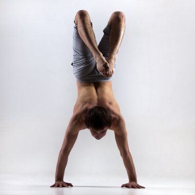 Yoga Akrep poz, Yogi adam arkadan görünüm