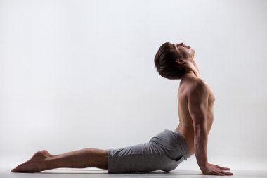 Köpek poz yukarı bakacak şekilde yoga