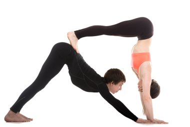 Acroyoga, aşağı doğru bakan köpek yoga pose