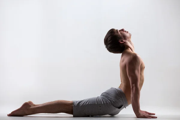 Yoga orientado hacia arriba pose de perro — Foto de Stock