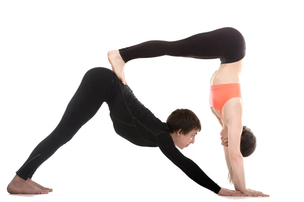 Akroyoga, nach unten gerichtete Hundeyoga-Pose — Stockfoto