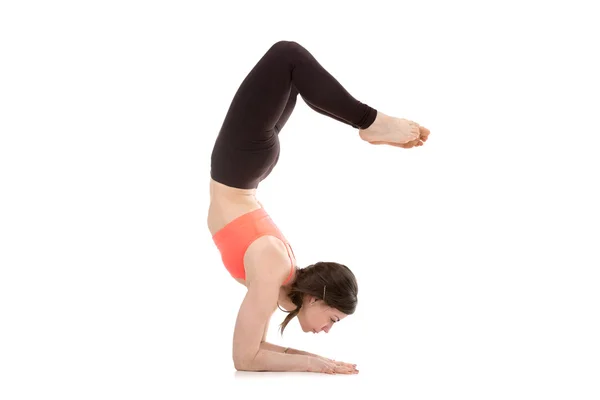 Yogui femenino en yoga Escorpión Pose Vrischikasana 1 — Foto de Stock