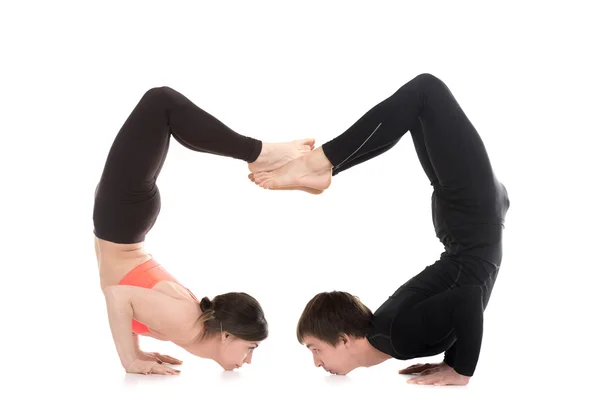 Yogi par i yoga hård fågel utgör — Stockfoto