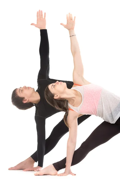 Yoga med partner, Extended triangel utgör, närbild — Stockfoto