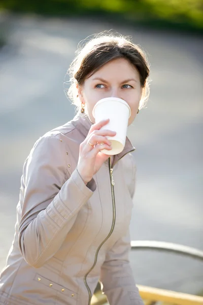 路上でコーヒーを飲む — ストック写真