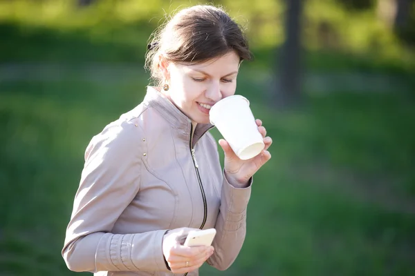 コーヒーとテキスト メッセージ — ストック写真