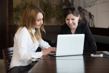 Dizüstü bilgisayar ile Office kadınlar