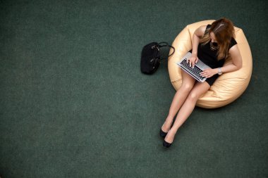Dizüstü bilgisayar, üstten görünüm çalışan genç kadın