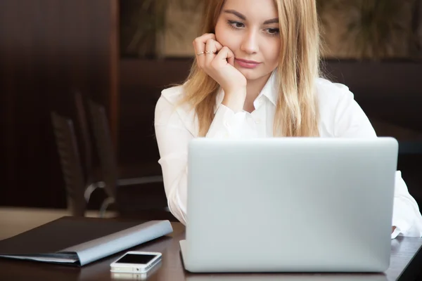 Arbeiten am Laptop — Stockfoto