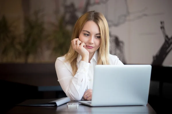 Jeune femme avec ordinateur portable — Photo