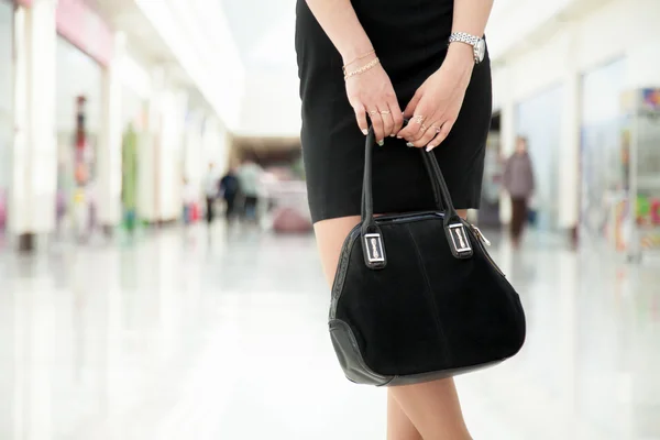 Mujer joven con bolsa de gamuza, de cerca — Foto de Stock