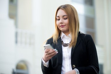 akıllı telefon kullanan genç iş kadını