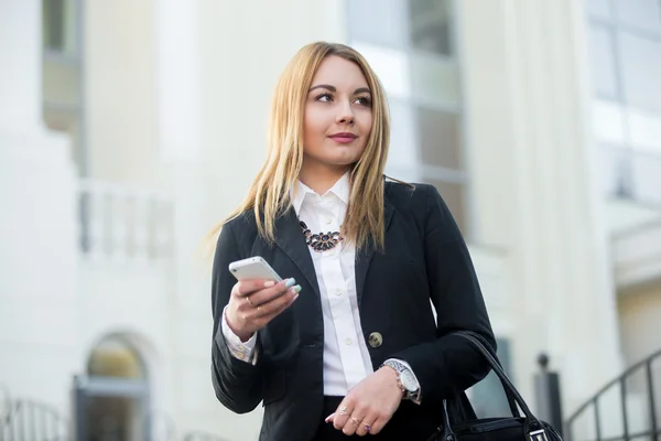 Ung business kvinde ved hjælp af smartphone - Stock-foto