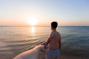 Deniz sahilinde peşimden