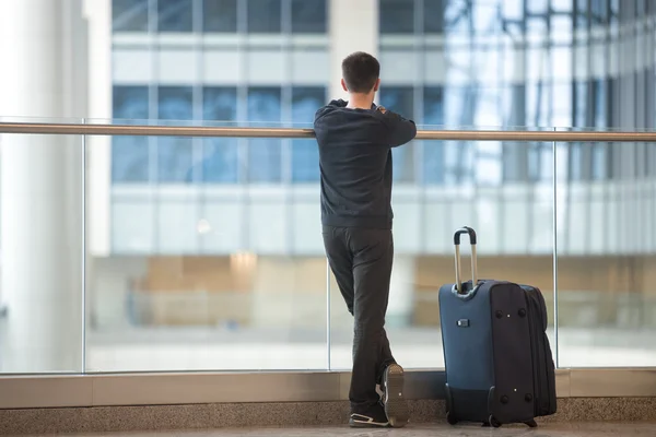Ung resenär väntar på flygplan — Stockfoto