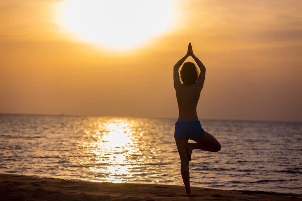 Yoga tree pose — Stockfoto