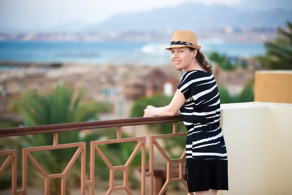 Mladá žena na balkóně — Stock fotografie