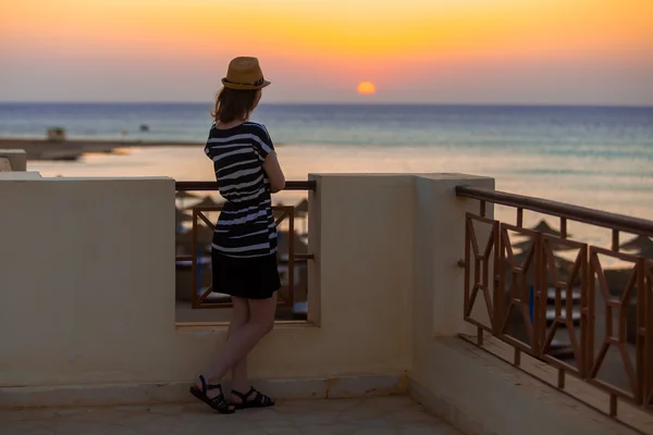 Ung kvinna titta på soluppgången — Stockfoto