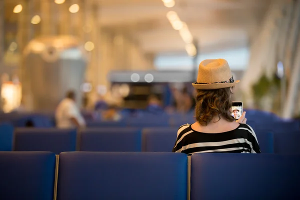 Young traveling woman waiting for transport — Stockfoto