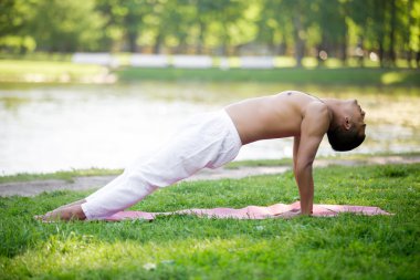 Yukarı doğru tahta yoga pose