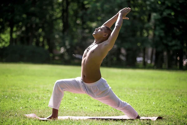 Warrior 1 yoga pose in park — Stock Photo, Image