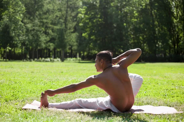 Archer Pose in park — Stockfoto