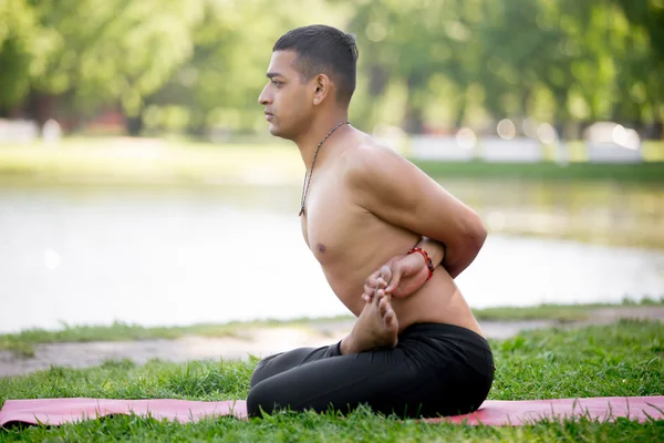 Locked Lotus pose in park — Stockfoto