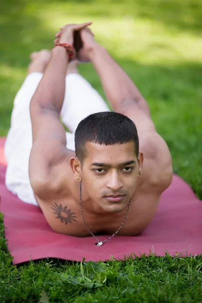 Salabhasana yoga Pose — Stockfoto