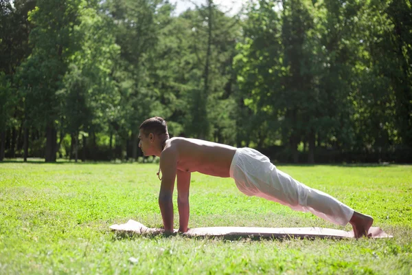 Prancha ioga pose no parque — Fotografia de Stock